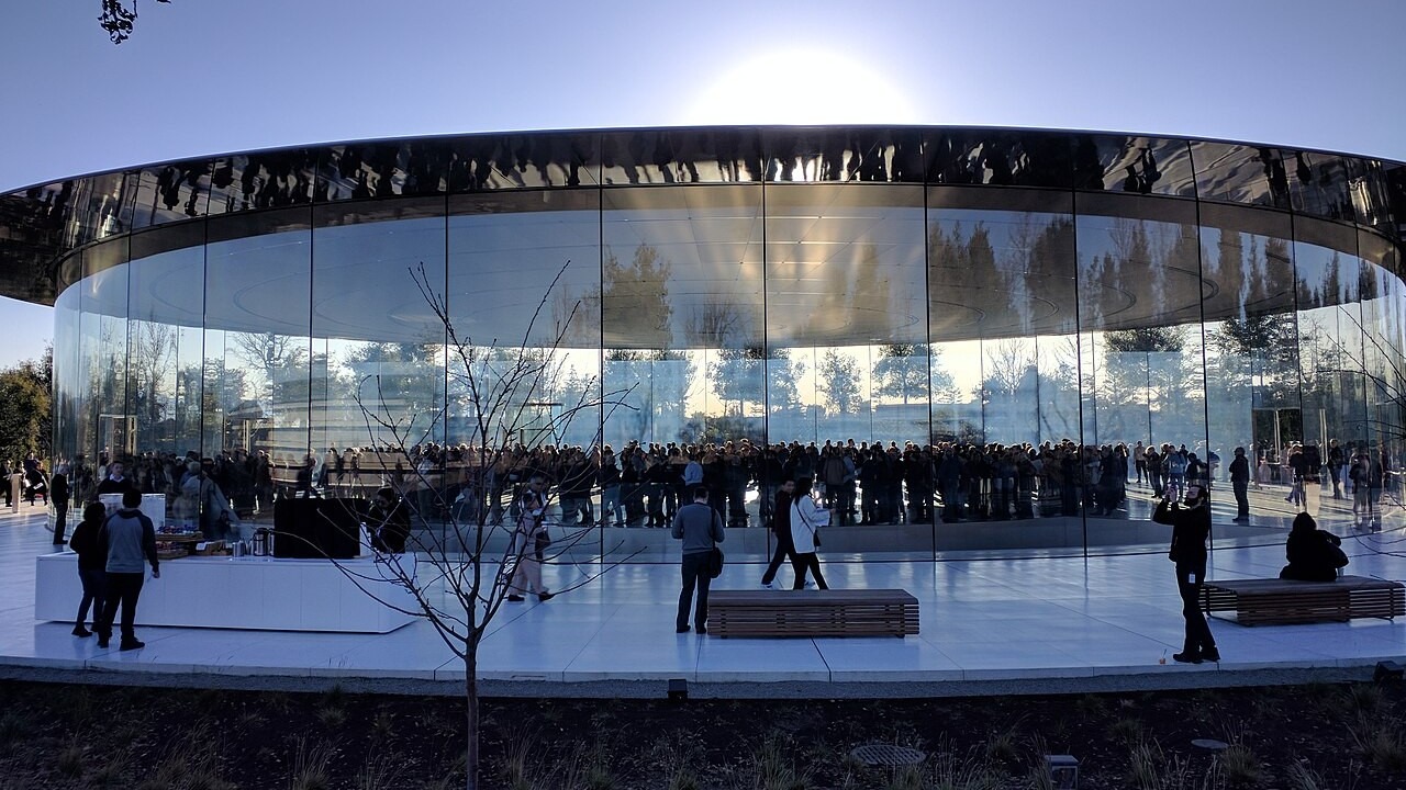 Steve Jobs Theater w Apple Park - miejsce corocznych wrześniowych premier Apple Keynote